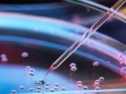 pipette sur liquide avec micro-bulles