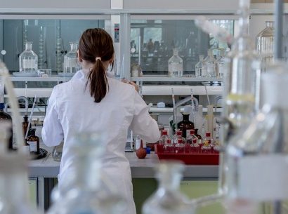 Laboratoire métier - jeune femme devant une paillasse