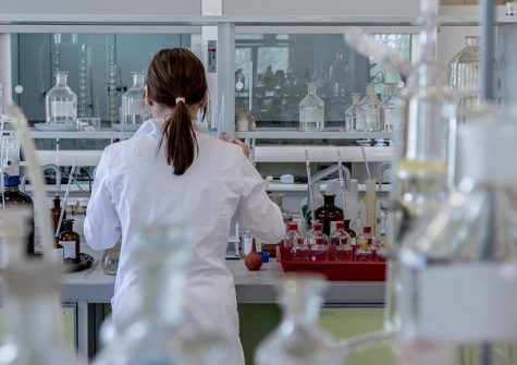 Laboratoire métier - jeune femme devant une paillasse