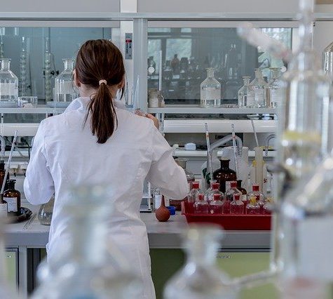 Laboratoire métier - jeune femme devant une paillasse