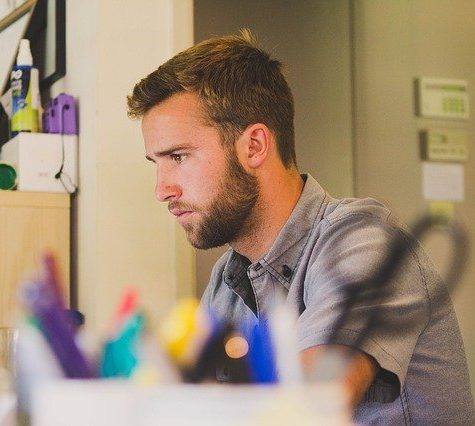 Jeune homme préparant un dossier de candidature