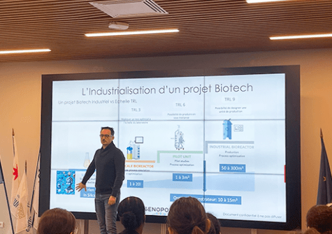 Stéphane Soum lors d'une après-midi à destination des étudiants de BTS biotechnologie expliquant le chemin de l'industrialisation biotech
