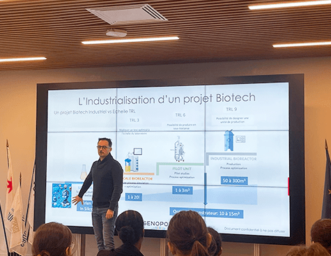 Stéphane Soum lors d'une après-midi à destination des étudiants de BTS biotechnologie expliquant le chemin de l'industrialisation biotech