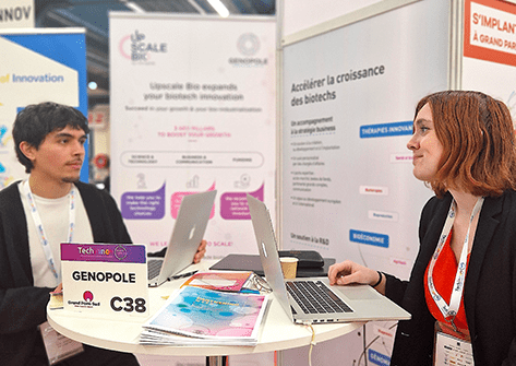Justine et David sur le stand de Genopole lors de Techinnov 2025