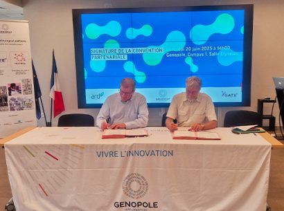 Philippe Aubry et Gilles Trystram lors de la signature de la convention de partenariat entre ARD et Genopole pour accélérer l'industrialisation des biotechs en France