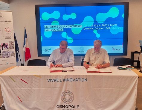 Philippe Aubry et Gilles Trystram lors de la signature de la convention de partenariat entre ARD et Genopole pour accélérer l'industrialisation des biotechs en France