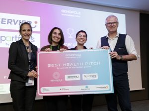 Papilio.bio lauréate du prix Healthtech.
Céline Triquel, responsable R&D Open Innovation chez Servier,
Chiara Cespi-Polisiani, PDG et Serena Petracchini, directrice scientifique chez Papilio.bio,
David Bodet, DG délégué de Genopole et 