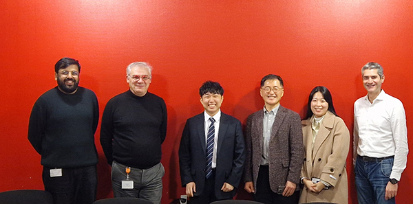 Délégation coréenne accompagnée de Christophe Lanneau, Julien Picot de Genopole et de Alaksh Choudhury, chercheur au Genoscope